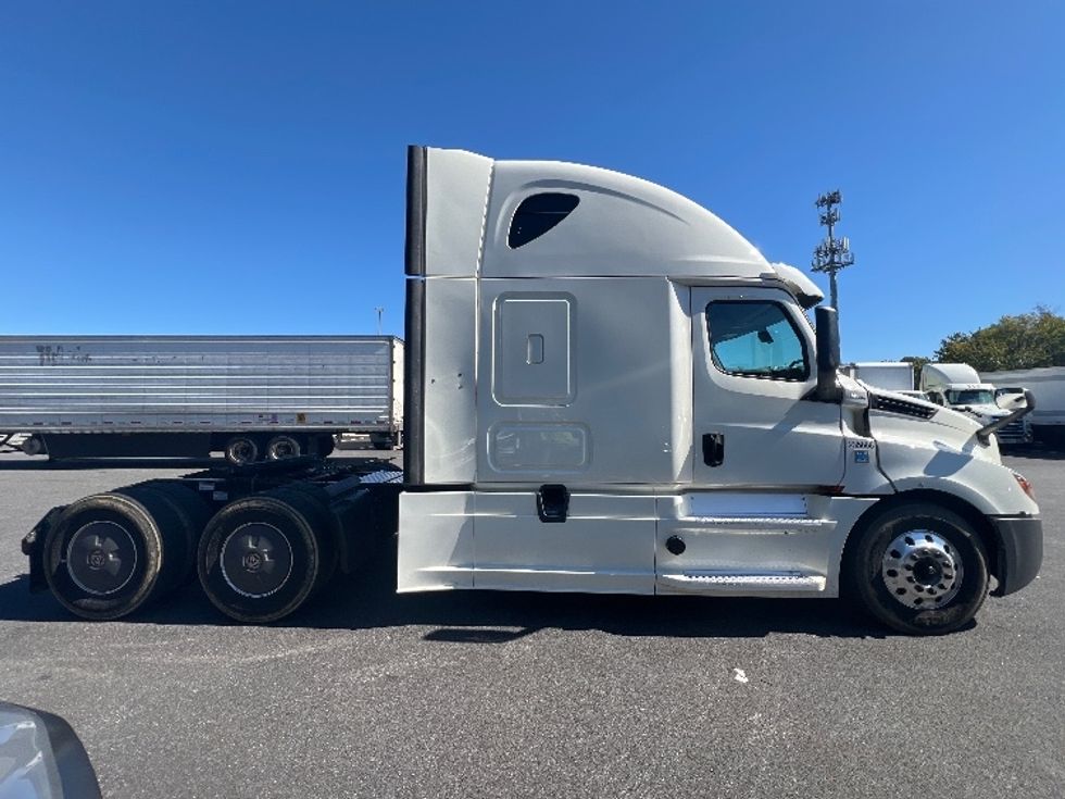 Sleeper Tractor-Heavy Duty Tractors-Freightliner-2019-T12664ST-Belcamp-MD-432,186\n\t\tmiles-$ 62,750 - Image 8