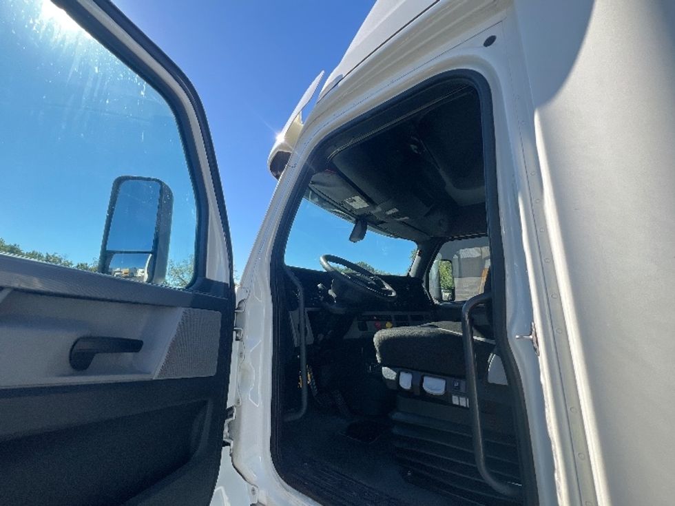 Sleeper Tractor-Heavy Duty Tractors-Freightliner-2019-T12664ST-Belcamp-MD-432,186\n\t\tmiles-$ 62,750 - Image 9