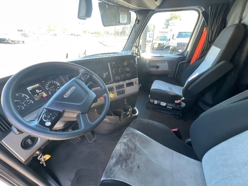 Sleeper Tractor-Heavy Duty Tractors-Freightliner-2019-T12664ST-Belcamp-MD-444,693\n\t\tmiles-$ 62,000 - Image 10