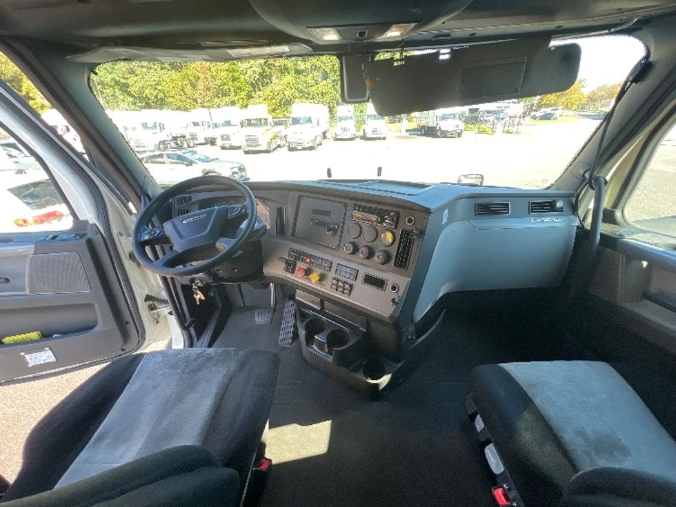 Sleeper Tractor-Heavy Duty Tractors-Freightliner-2019-T12664ST-Belcamp-MD-444,693\n\t\tmiles-$ 62,000 - Image 12