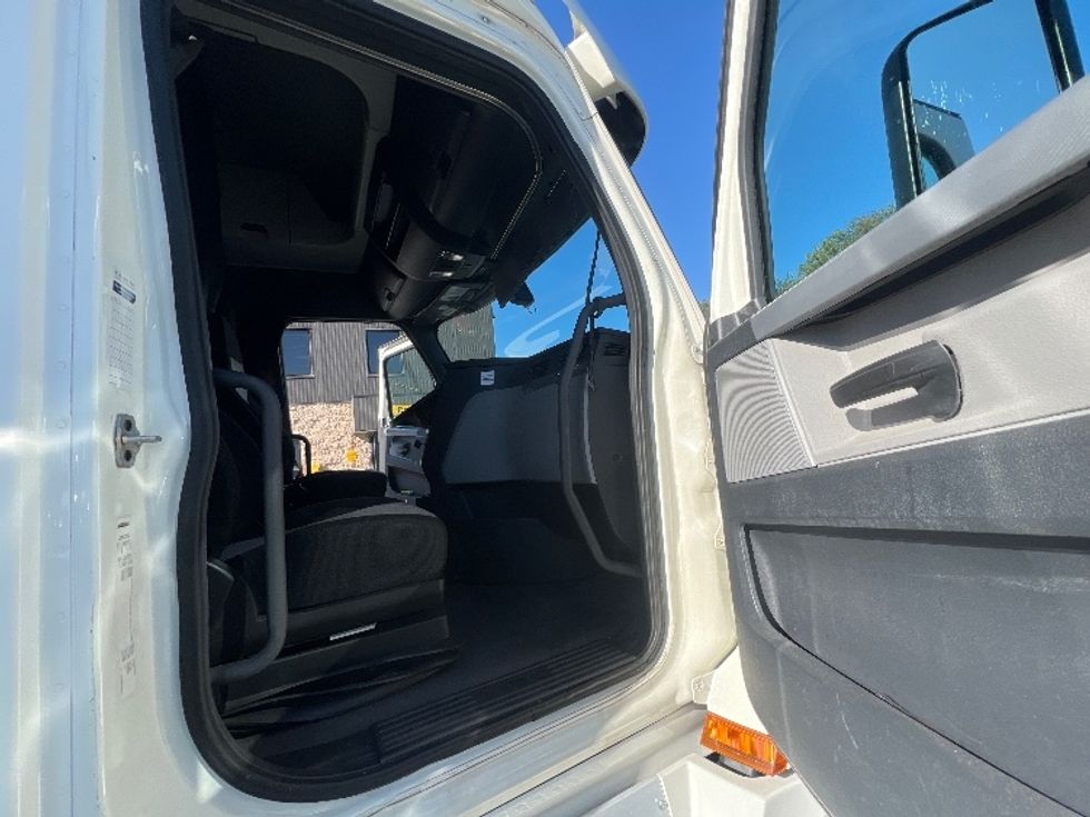 Sleeper Tractor-Heavy Duty Tractors-Freightliner-2019-T12664ST-Belcamp-MD-444,693\n\t\tmiles-$ 62,000 - Image 13