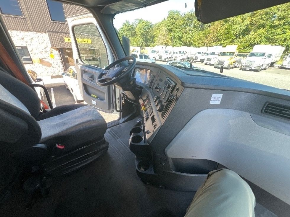 Sleeper Tractor-Heavy Duty Tractors-Freightliner-2019-T12664ST-Belcamp-MD-444,693\n\t\tmiles-$ 62,000 - Image 15