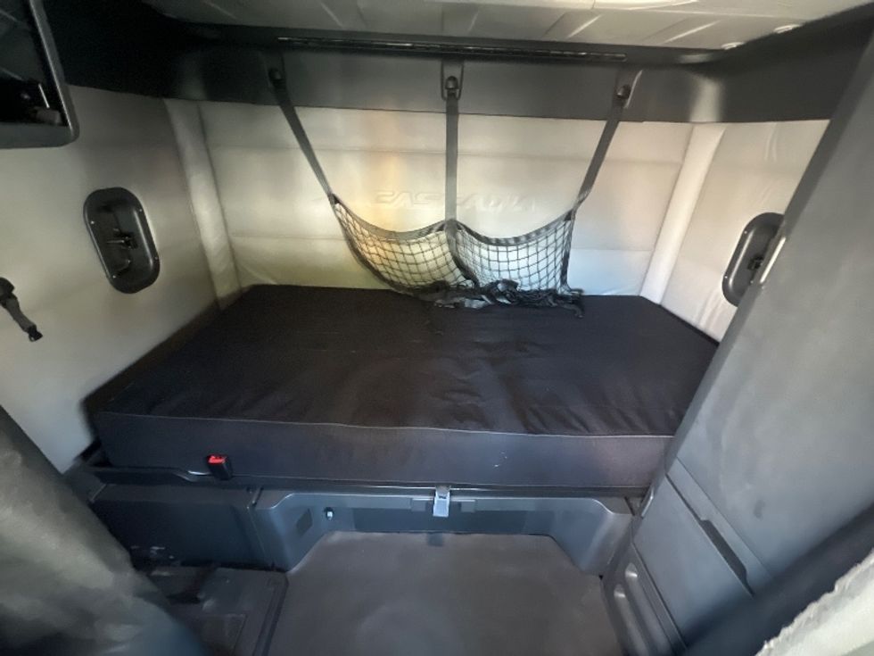 Sleeper Tractor-Heavy Duty Tractors-Freightliner-2019-T12664ST-Belcamp-MD-444,693\n\t\tmiles-$ 62,000 - Image 16