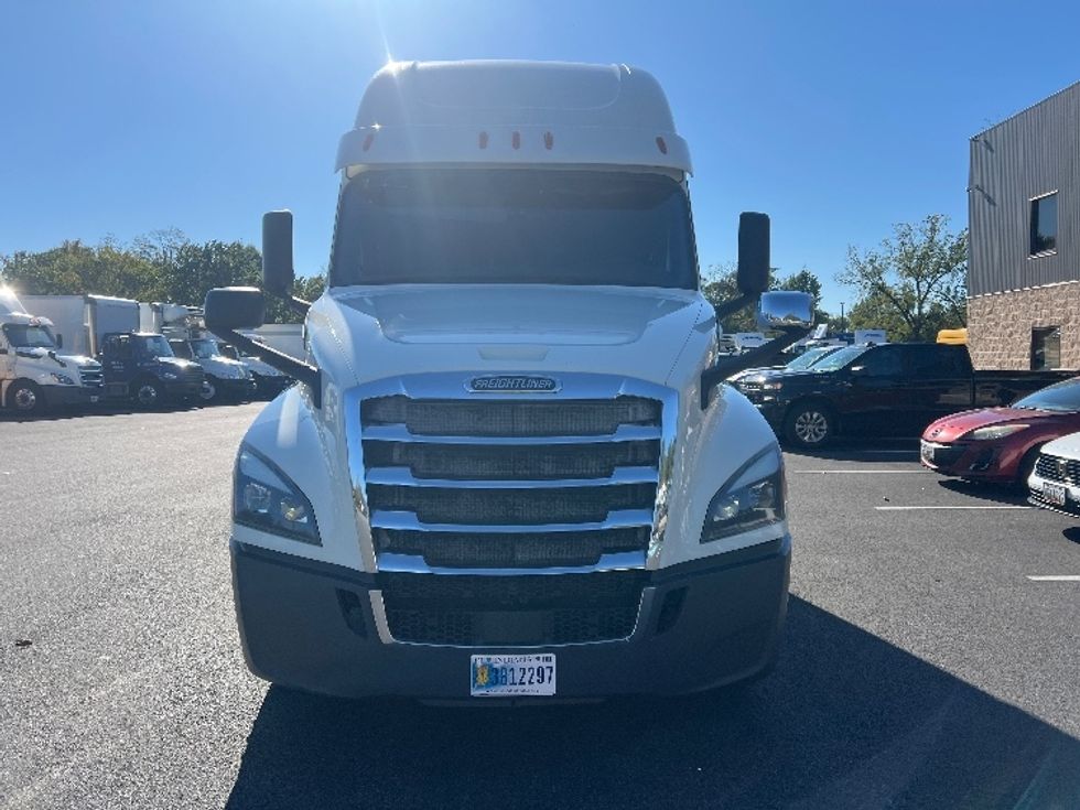 Sleeper Tractor-Heavy Duty Tractors-Freightliner-2019-T12664ST-Belcamp-MD-444,693\n\t\tmiles-$ 62,000 - Image 2
