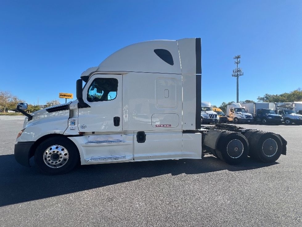 Sleeper Tractor-Heavy Duty Tractors-Freightliner-2019-T12664ST-Belcamp-MD-444,693\n\t\tmiles-$ 62,000 - Image 4