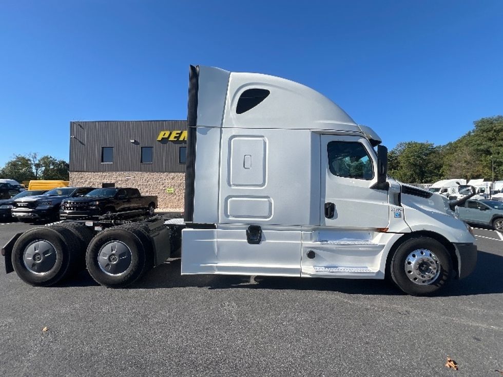 Sleeper Tractor-Heavy Duty Tractors-Freightliner-2019-T12664ST-Belcamp-MD-444,693\n\t\tmiles-$ 62,000 - Image 8