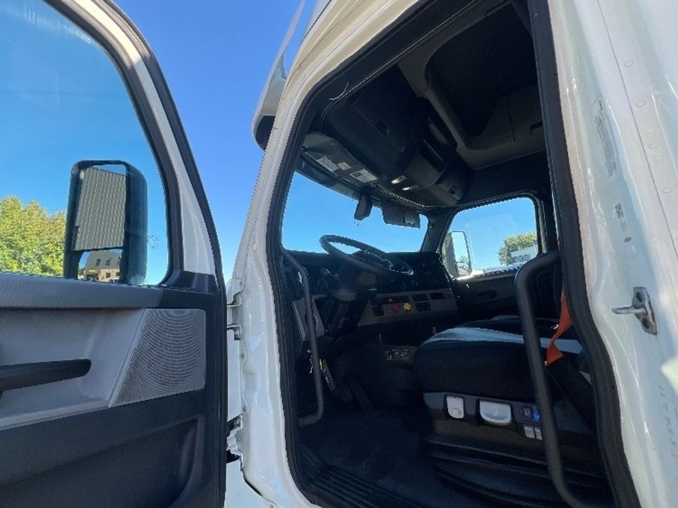 Sleeper Tractor-Heavy Duty Tractors-Freightliner-2019-T12664ST-Belcamp-MD-444,693\n\t\tmiles-$ 62,000 - Image 9