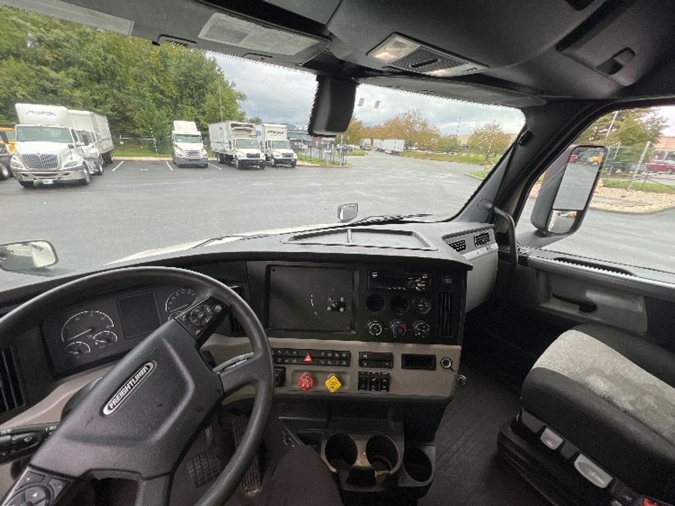 Sleeper Tractor-Heavy Duty Tractors-Freightliner-2019-T12664ST-Belcamp-MD-481,833\n\t\tmiles-$ 60,000 - Image 10