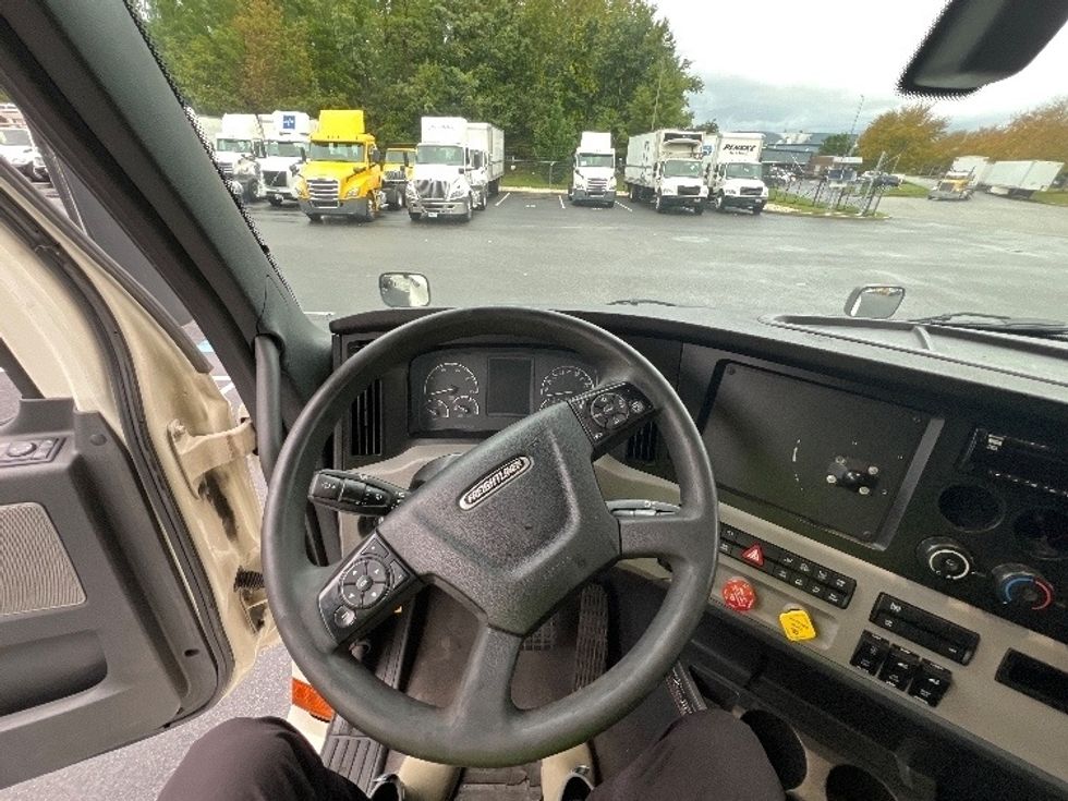 Sleeper Tractor-Heavy Duty Tractors-Freightliner-2019-T12664ST-Belcamp-MD-481,833\n\t\tmiles-$ 60,000 - Image 11