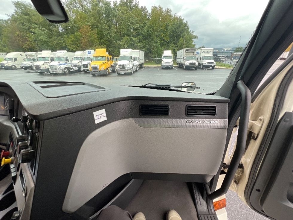 Sleeper Tractor-Heavy Duty Tractors-Freightliner-2019-T12664ST-Belcamp-MD-481,833\n\t\tmiles-$ 60,000 - Image 14