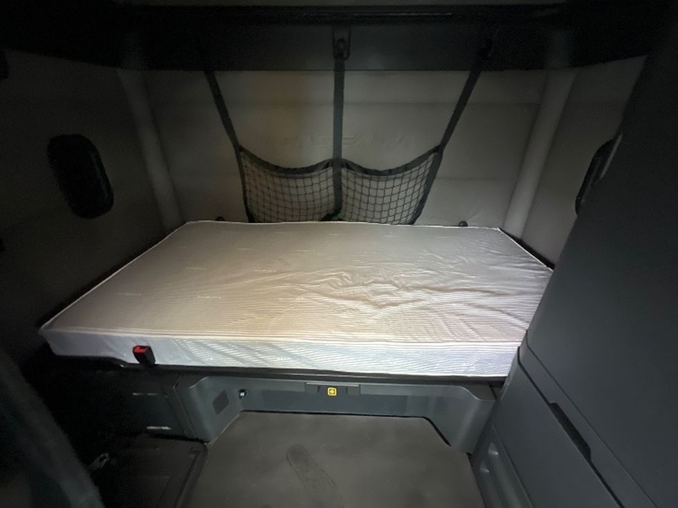 Sleeper Tractor-Heavy Duty Tractors-Freightliner-2019-T12664ST-Belcamp-MD-481,833\n\t\tmiles-$ 60,000 - Image 16