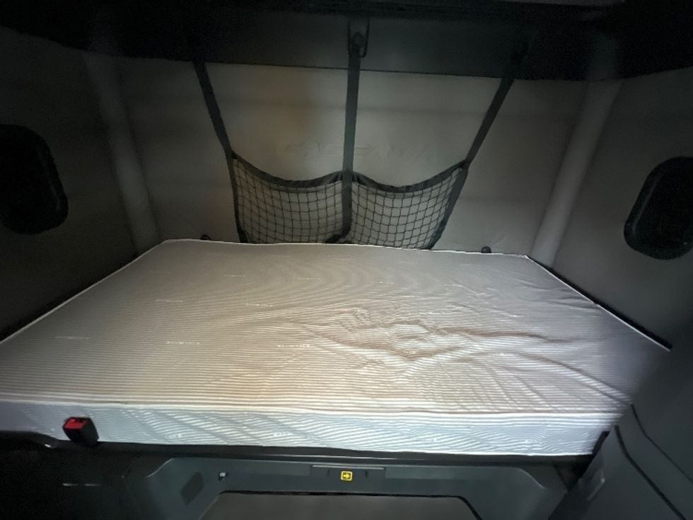 Sleeper Tractor-Heavy Duty Tractors-Freightliner-2019-T12664ST-Belcamp-MD-481,833\n\t\tmiles-$ 60,000 - Image 17