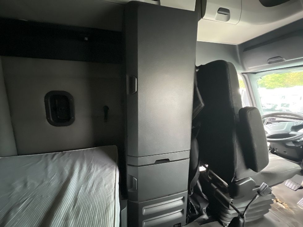 Sleeper Tractor-Heavy Duty Tractors-Freightliner-2019-T12664ST-Belcamp-MD-481,833\n\t\tmiles-$ 60,000 - Image 18