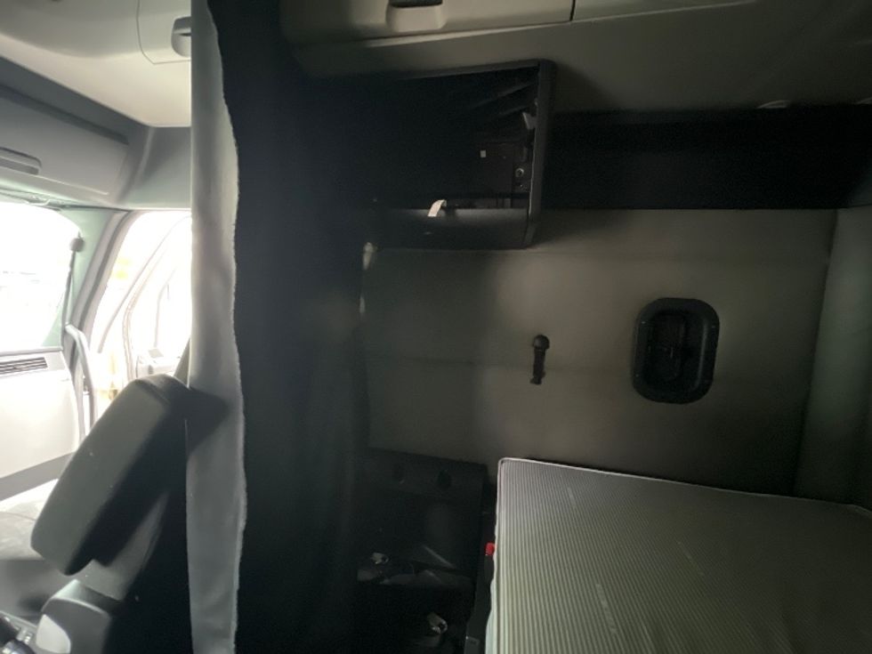 Sleeper Tractor-Heavy Duty Tractors-Freightliner-2019-T12664ST-Belcamp-MD-481,833\n\t\tmiles-$ 60,000 - Image 19