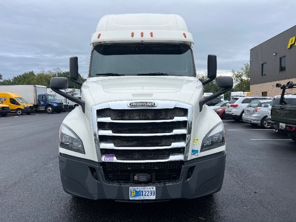 2019 Freightliner Cascadia 126" Sleeper Cab photo 2