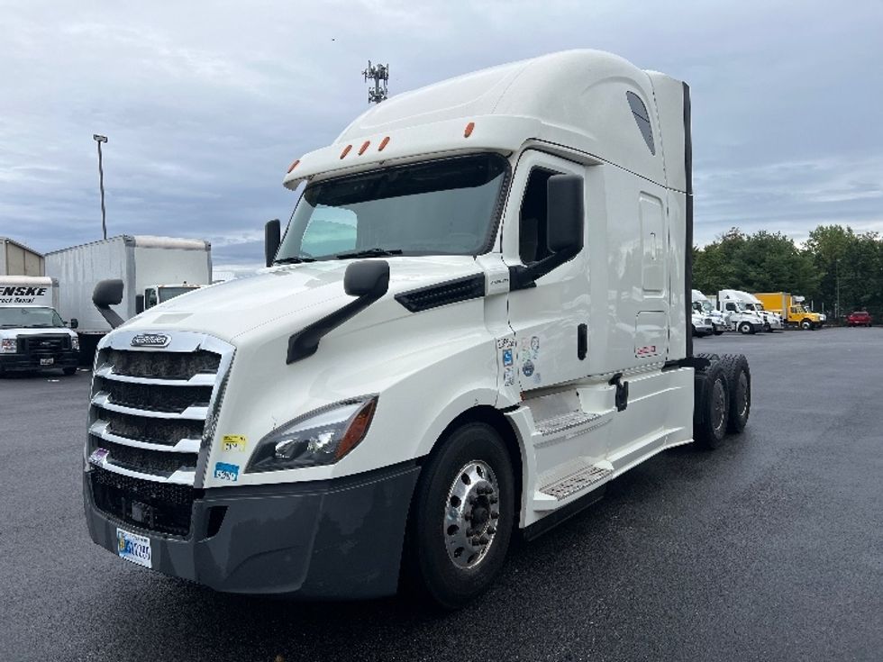 2019 Freightliner Cascadia 126" Sleeper Cab photo 3
