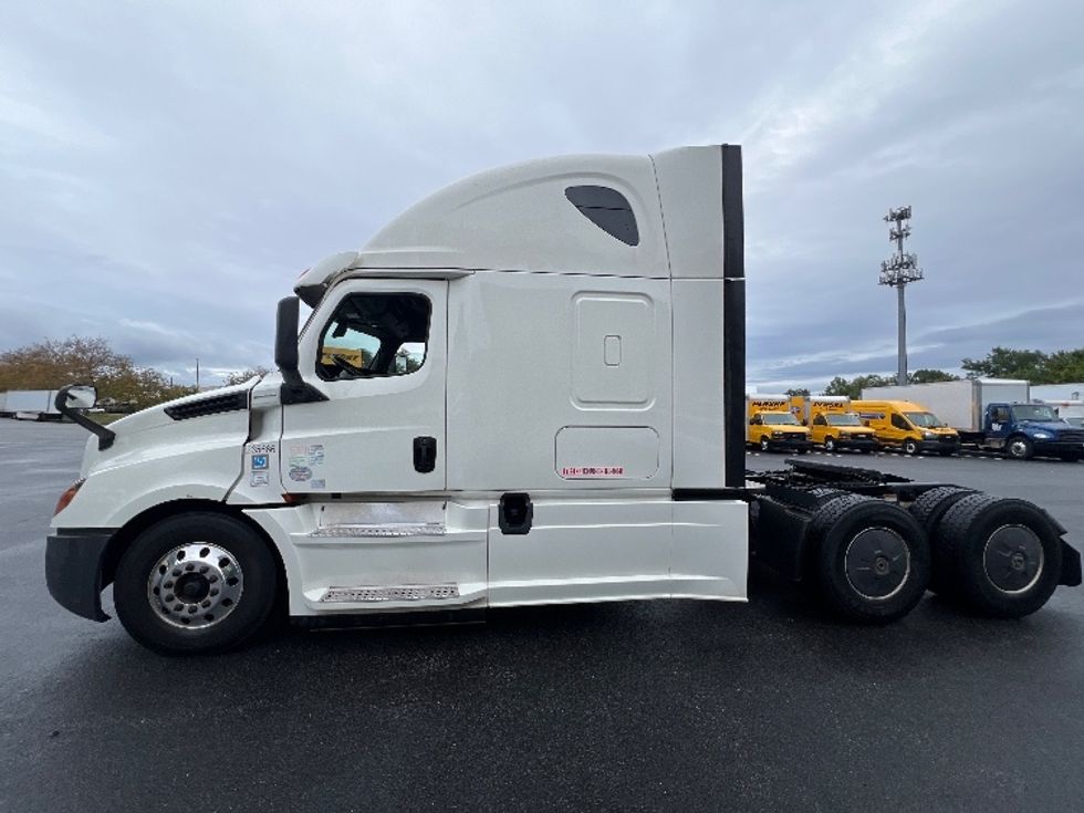 2019 Freightliner Cascadia 126" Sleeper Cab photo 4