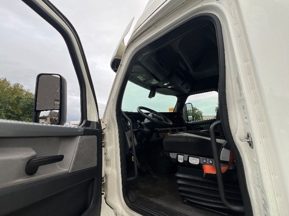 Sleeper Tractor-Heavy Duty Tractors-Freightliner-2019-T12664ST-Belcamp-MD-481,833\n\t\tmiles-$ 60,000 - Image 9