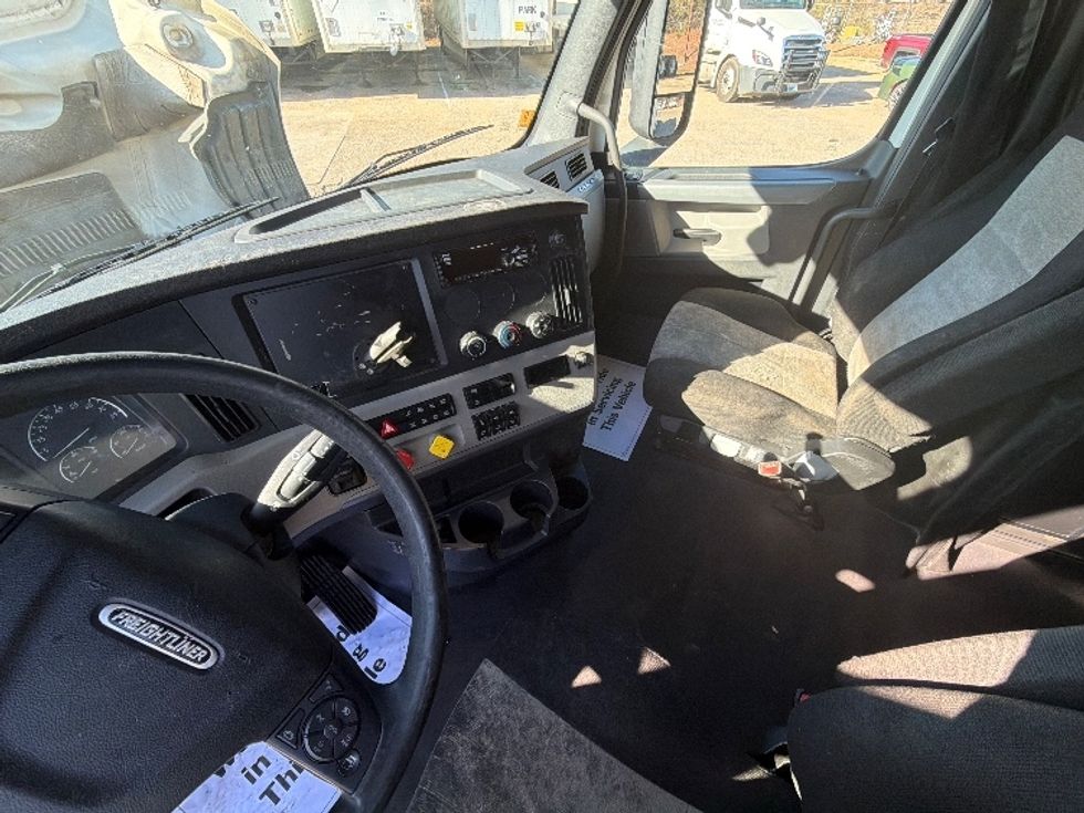 Sleeper Tractor-Heavy Duty Tractors-Freightliner-2019-T12664ST-Belden-MS-730,200\n\t\tmiles-$ 38,750 - Image 10