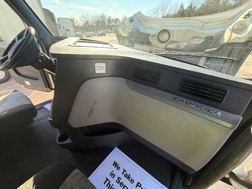 Sleeper Tractor-Heavy Duty Tractors-Freightliner-2019-T12664ST-Belden-MS-730,200\n\t\tmiles-$ 38,750 - Image 14