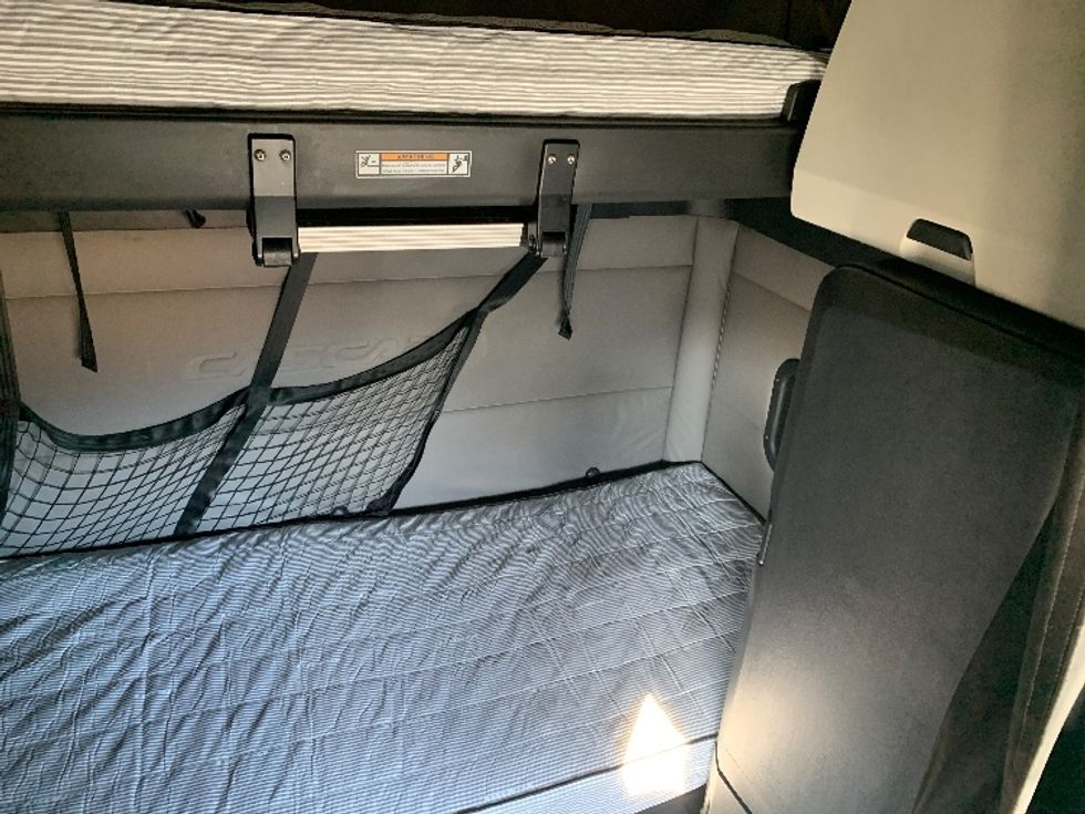 Sleeper Tractor-Heavy Duty Tractors-Freightliner-2019-T12664ST-Belden-MS-730,200\n\t\tmiles-$ 38,750 - Image 16