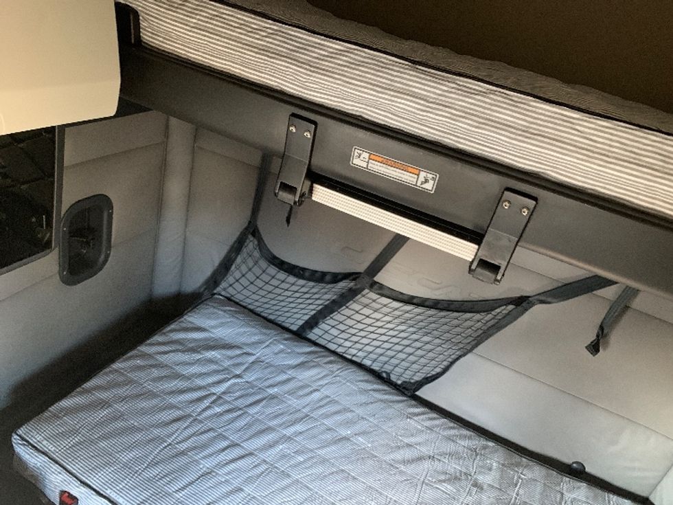 Sleeper Tractor-Heavy Duty Tractors-Freightliner-2019-T12664ST-Belden-MS-730,200\n\t\tmiles-$ 38,750 - Image 19