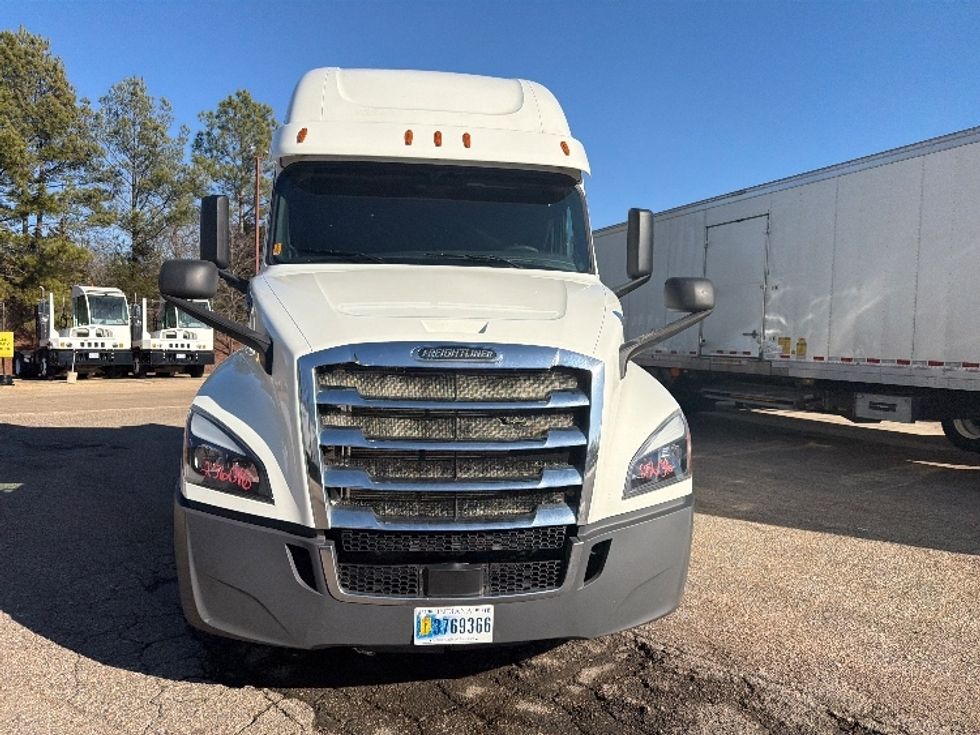 Sleeper Tractor-Heavy Duty Tractors-Freightliner-2019-T12664ST-Belden-MS-730,200\n\t\tmiles-$ 38,750 - Image 2