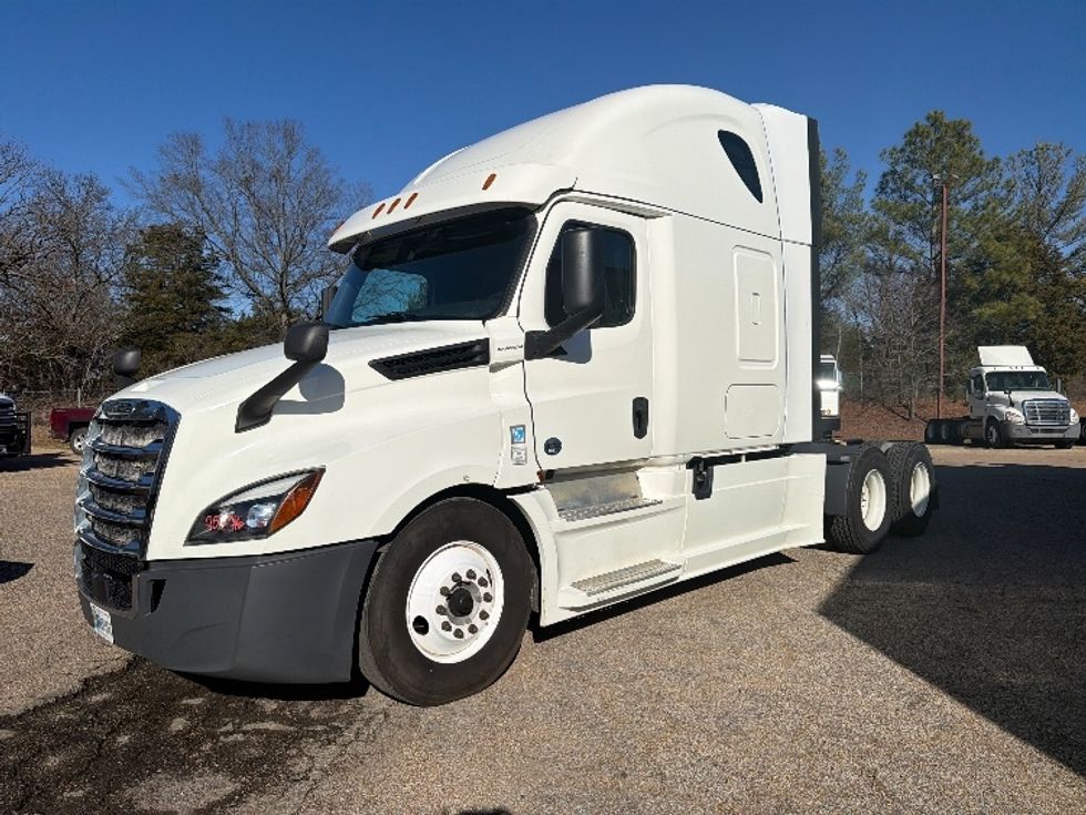 Sleeper Tractor-Heavy Duty Tractors-Freightliner-2019-T12664ST-Belden-MS-730,200\n\t\tmiles-$ 38,750 - Image 3