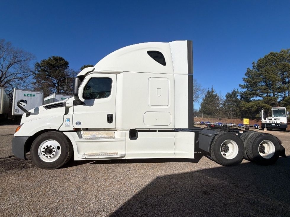 Sleeper Tractor-Heavy Duty Tractors-Freightliner-2019-T12664ST-Belden-MS-730,200\n\t\tmiles-$ 38,750 - Image 4