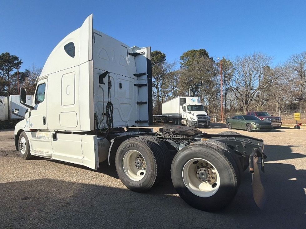 Sleeper Tractor-Heavy Duty Tractors-Freightliner-2019-T12664ST-Belden-MS-730,200\n\t\tmiles-$ 38,750 - Image 5