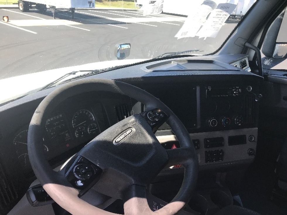 Sleeper Tractor-Heavy Duty Tractors-Freightliner-2019-T12664ST-Bensalem-PA-665,193\n\t\tmiles-$ 49,500 - Image 10