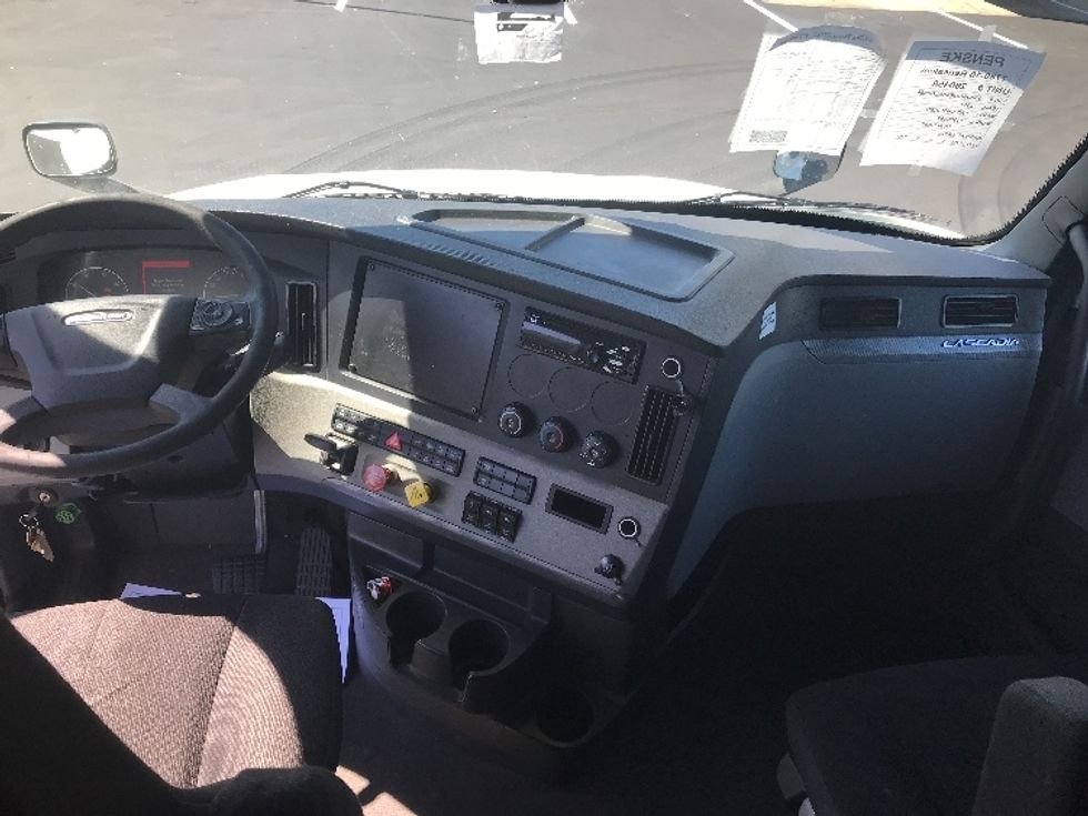 Sleeper Tractor-Heavy Duty Tractors-Freightliner-2019-T12664ST-Bensalem-PA-665,193\n\t\tmiles-$ 49,500 - Image 12