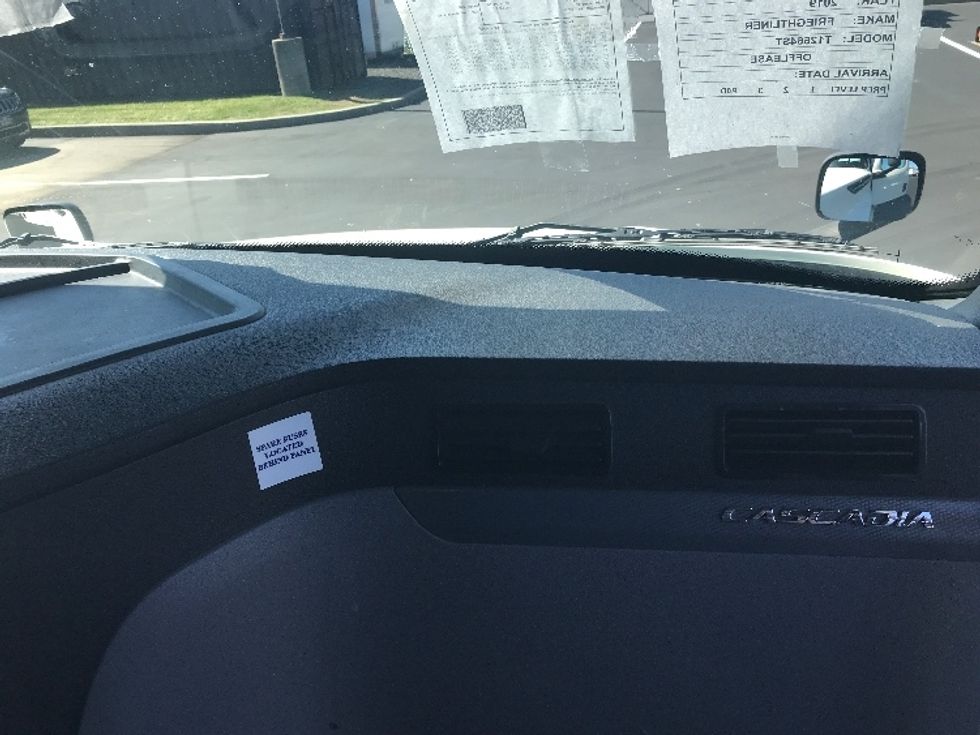 Sleeper Tractor-Heavy Duty Tractors-Freightliner-2019-T12664ST-Bensalem-PA-665,193\n\t\tmiles-$ 49,500 - Image 14