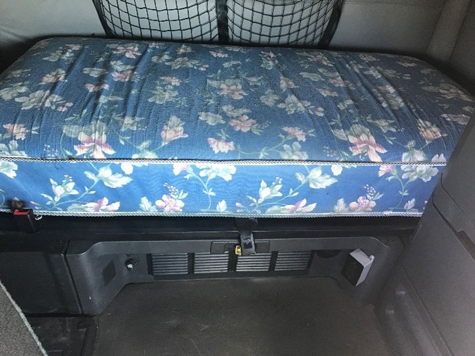 Sleeper Tractor-Heavy Duty Tractors-Freightliner-2019-T12664ST-Bensalem-PA-665,193\n\t\tmiles-$ 49,500 - Image 16