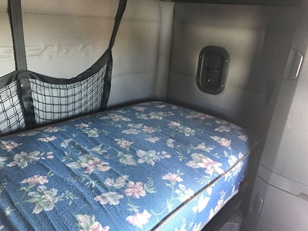 Sleeper Tractor-Heavy Duty Tractors-Freightliner-2019-T12664ST-Bensalem-PA-665,193\n\t\tmiles-$ 49,500 - Image 17