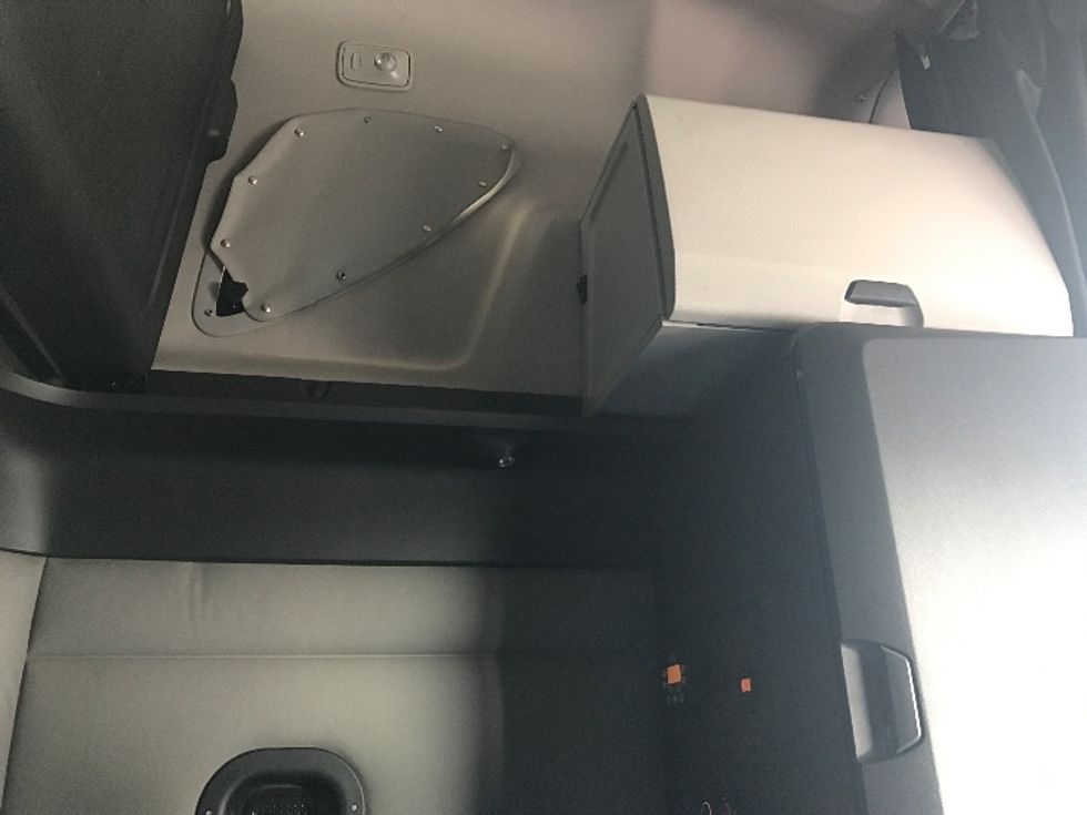 Sleeper Tractor-Heavy Duty Tractors-Freightliner-2019-T12664ST-Bensalem-PA-665,193\n\t\tmiles-$ 49,500 - Image 19