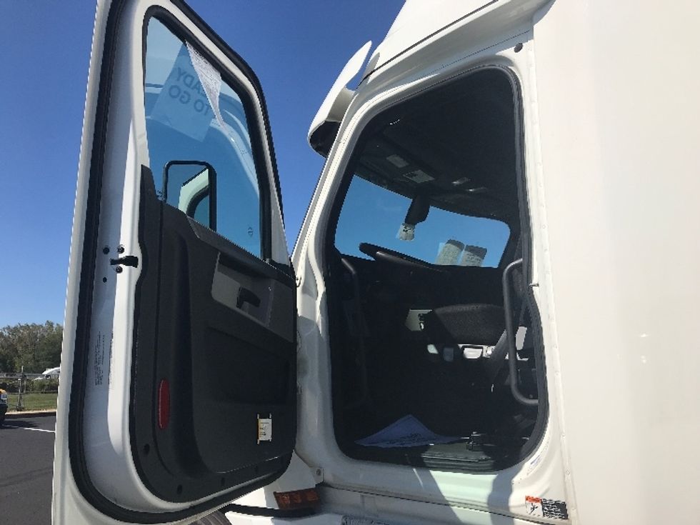 Sleeper Tractor-Heavy Duty Tractors-Freightliner-2019-T12664ST-Bensalem-PA-665,193\n\t\tmiles-$ 49,500 - Image 9