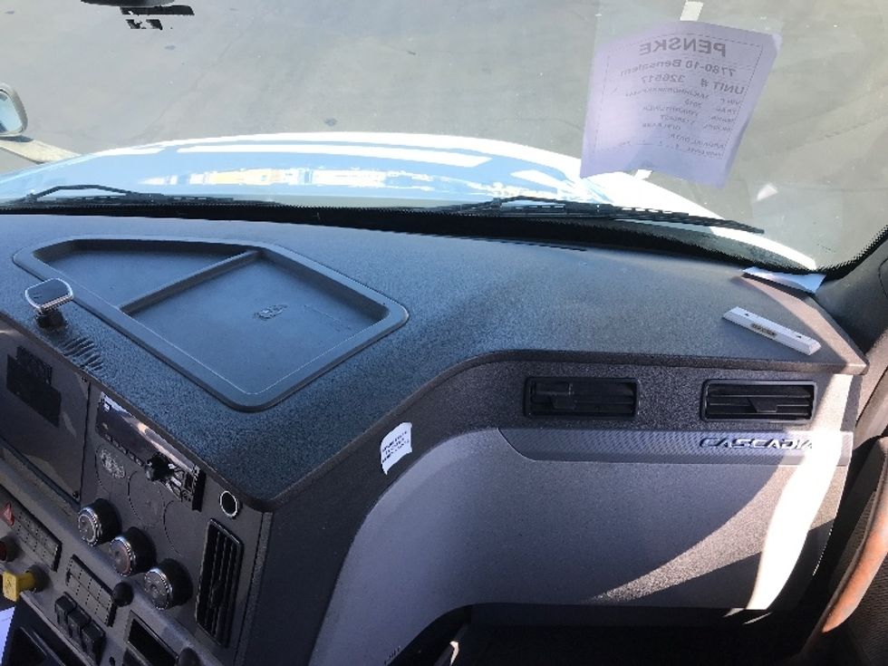 Sleeper Tractor-Heavy Duty Tractors-Freightliner-2019-T12664ST-Bensalem-PA-694,778\n\t\tmiles-$ 45,750 - Image 11