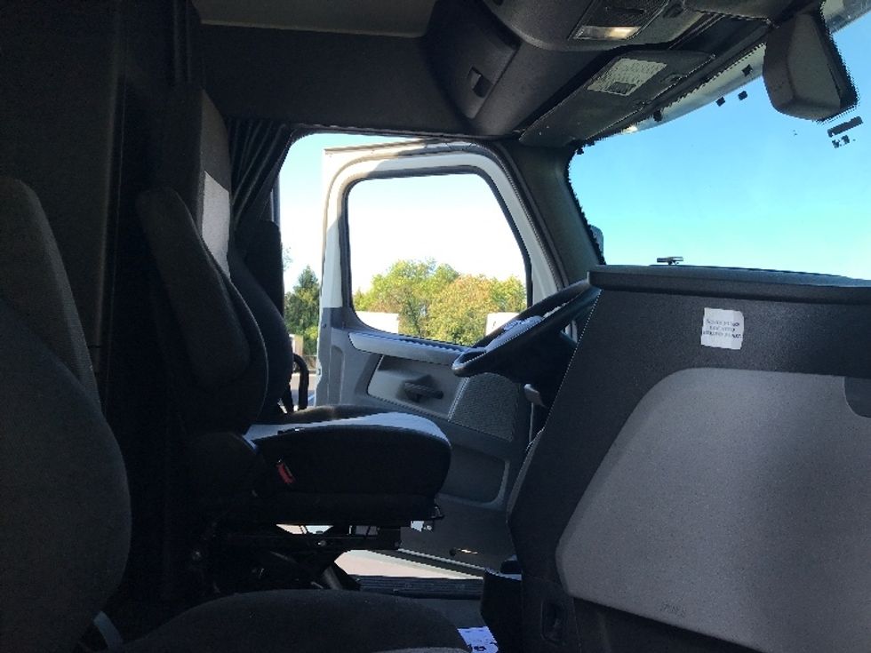 Sleeper Tractor-Heavy Duty Tractors-Freightliner-2019-T12664ST-Bensalem-PA-694,778\n\t\tmiles-$ 45,750 - Image 12
