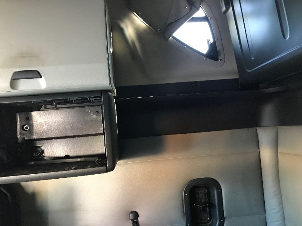 Sleeper Tractor-Heavy Duty Tractors-Freightliner-2019-T12664ST-Bensalem-PA-694,778\n\t\tmiles-$ 45,750 - Image 16