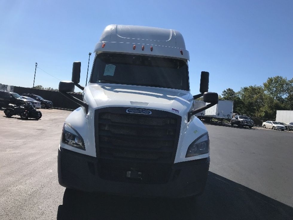 Sleeper Tractor-Heavy Duty Tractors-Freightliner-2019-T12664ST-Bensalem-PA-694,778\n\t\tmiles-$ 45,750 - Image 2