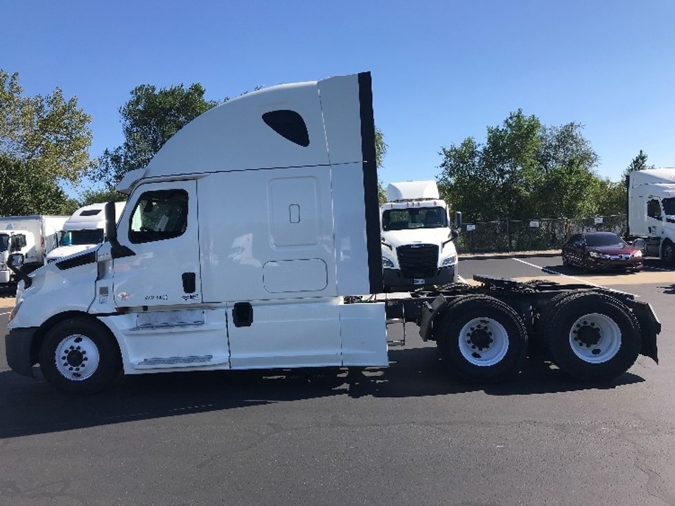 Sleeper Tractor-Heavy Duty Tractors-Freightliner-2019-T12664ST-Bensalem-PA-694,778\n\t\tmiles-$ 45,750 - Image 4