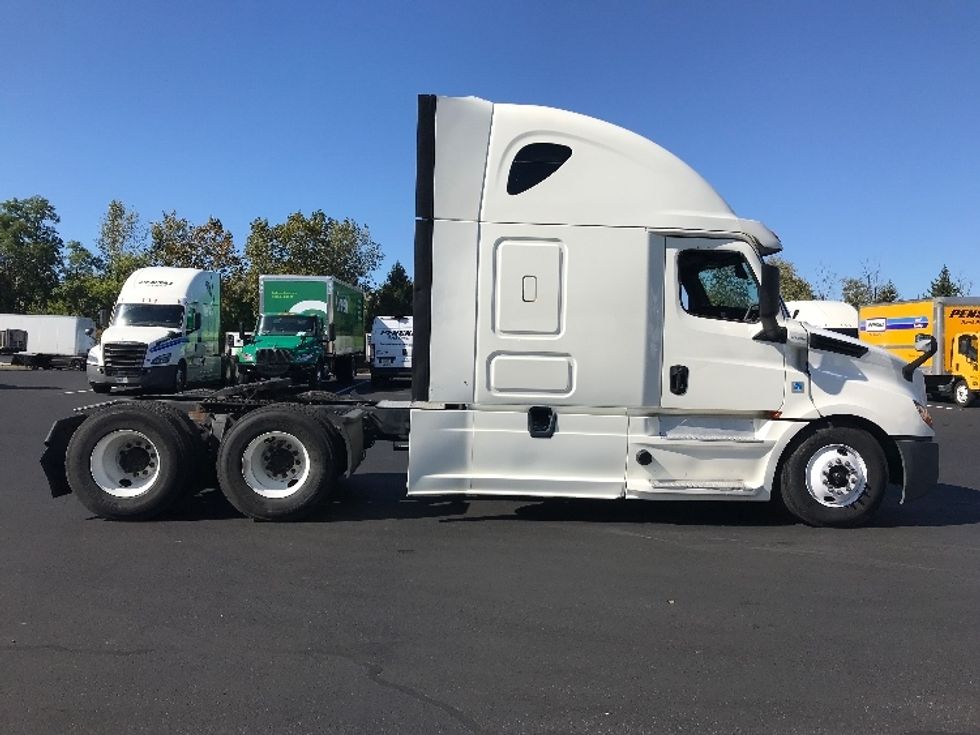 Sleeper Tractor-Heavy Duty Tractors-Freightliner-2019-T12664ST-Bensalem-PA-694,778\n\t\tmiles-$ 45,750 - Image 8