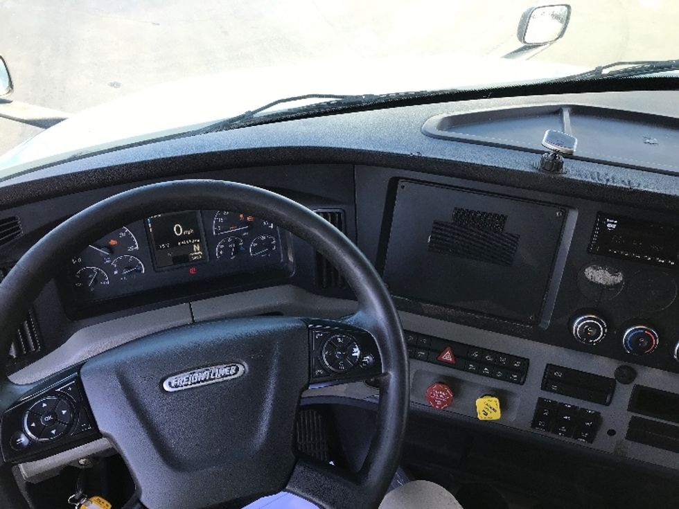 Sleeper Tractor-Heavy Duty Tractors-Freightliner-2019-T12664ST-Bensalem-PA-694,778\n\t\tmiles-$ 45,750 - Image 9