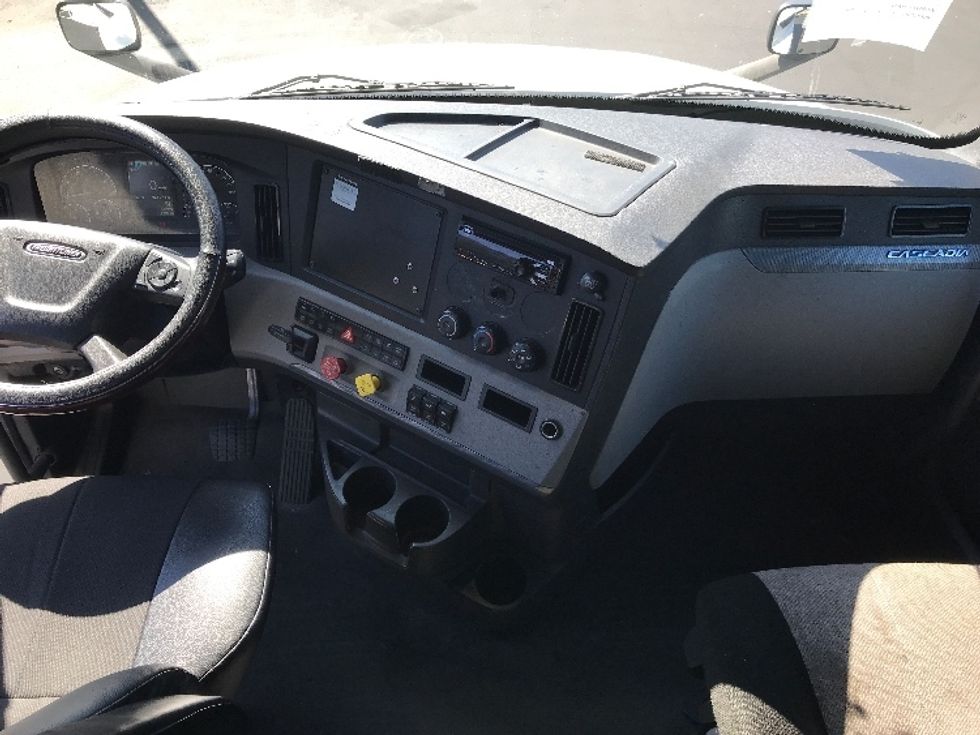 Sleeper Tractor-Heavy Duty Tractors-Freightliner-2019-T12664ST-Bensalem-PA-964,263\n\t\tmiles-$ 29,500 - Image 12