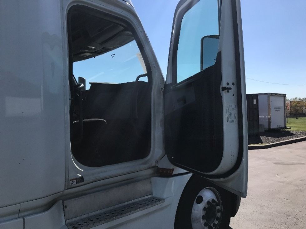 Sleeper Tractor-Heavy Duty Tractors-Freightliner-2019-T12664ST-Bensalem-PA-964,263\n\t\tmiles-$ 29,500 - Image 13