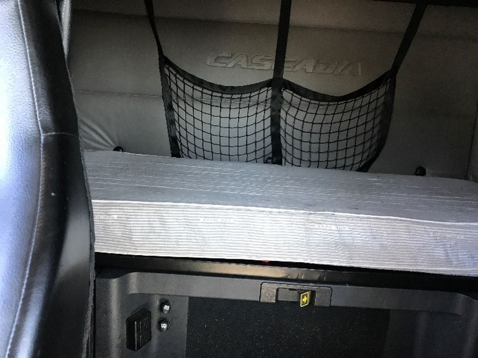 Sleeper Tractor-Heavy Duty Tractors-Freightliner-2019-T12664ST-Bensalem-PA-964,263\n\t\tmiles-$ 29,500 - Image 16