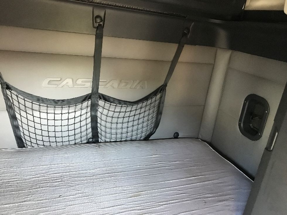 Sleeper Tractor-Heavy Duty Tractors-Freightliner-2019-T12664ST-Bensalem-PA-964,263\n\t\tmiles-$ 29,500 - Image 17