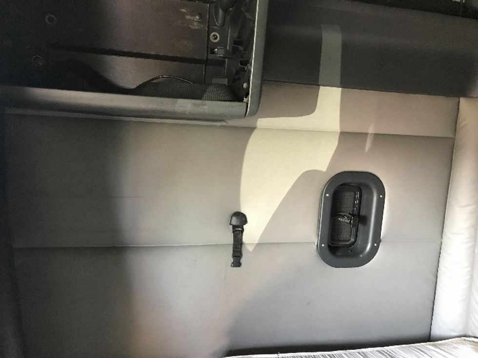 Sleeper Tractor-Heavy Duty Tractors-Freightliner-2019-T12664ST-Bensalem-PA-964,263\n\t\tmiles-$ 29,500 - Image 19