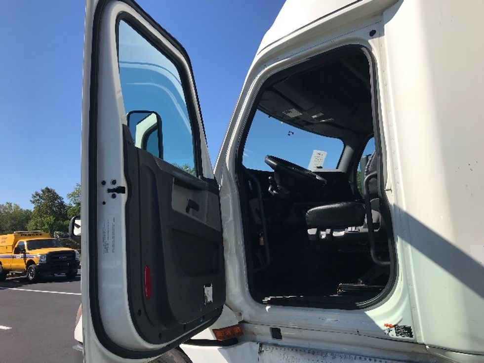 Sleeper Tractor-Heavy Duty Tractors-Freightliner-2019-T12664ST-Bensalem-PA-964,263\n\t\tmiles-$ 29,500 - Image 9